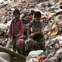 Décharge à ciel ouvert dans la vallée de Kathmandu au Népal