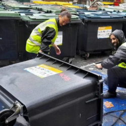 Nettoyage au jet de contenaires : Cabaret Vert (Bénévoles)